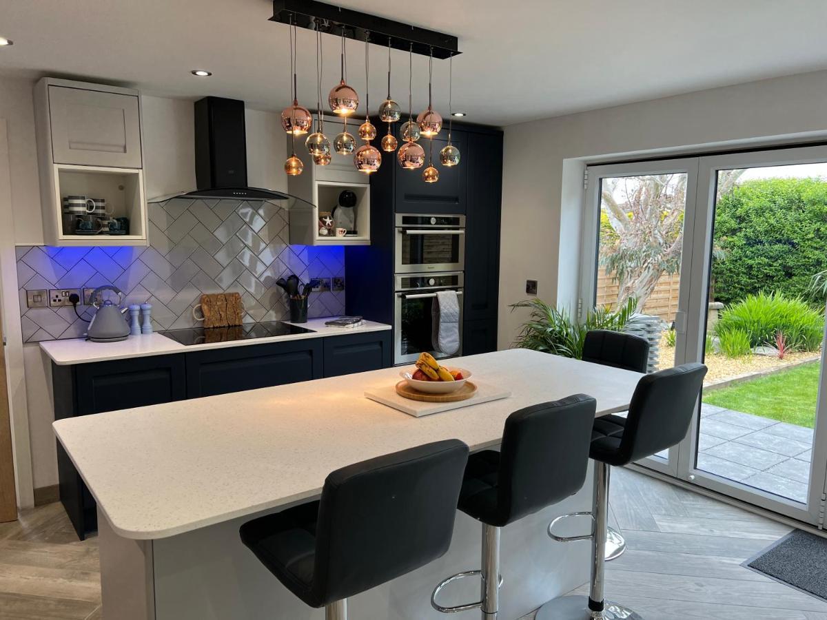Luxurious Modern 2 Bedroom Bungalow Private Garden Holyhead Exterior foto