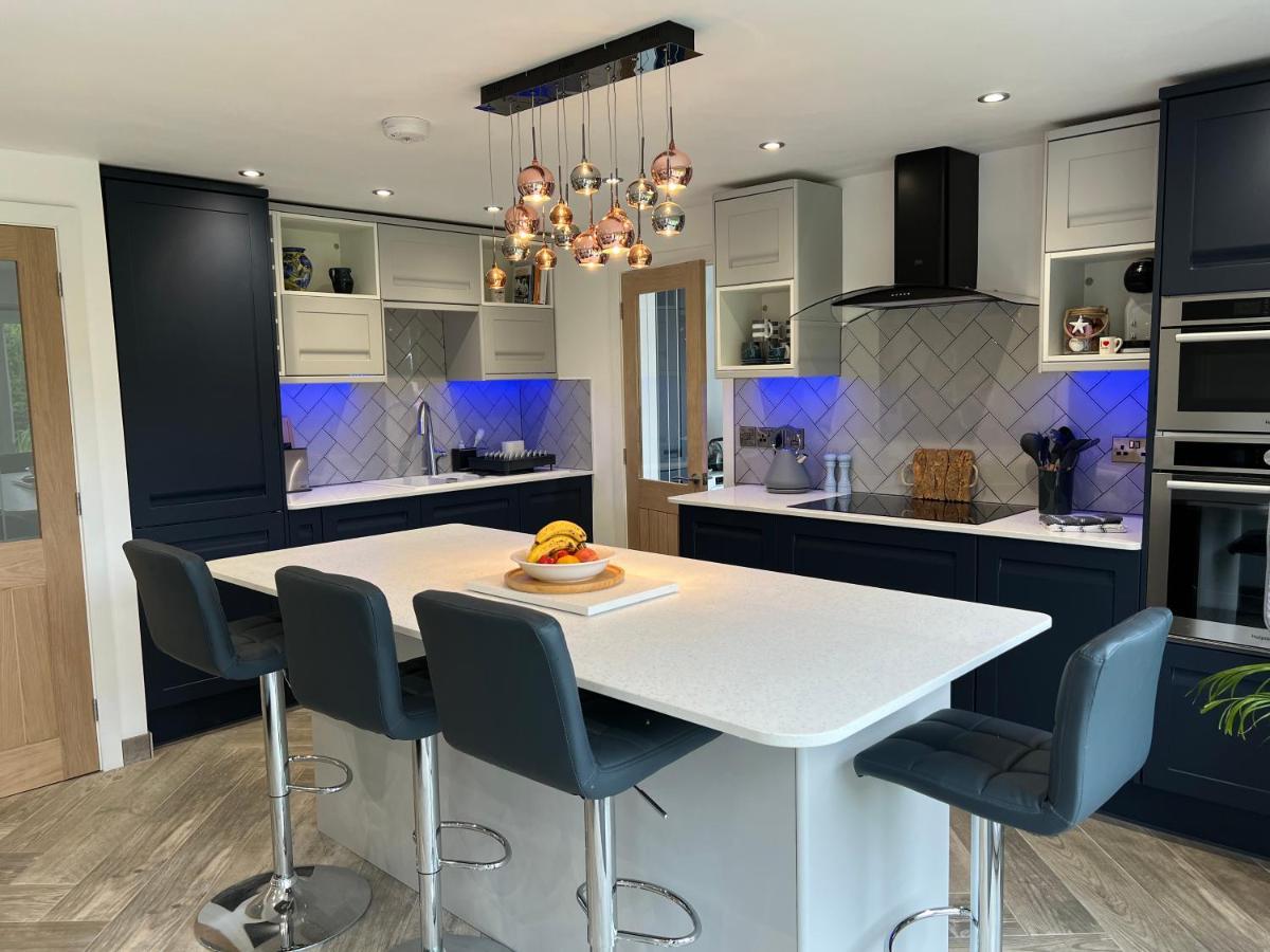 Luxurious Modern 2 Bedroom Bungalow Private Garden Holyhead Exterior foto