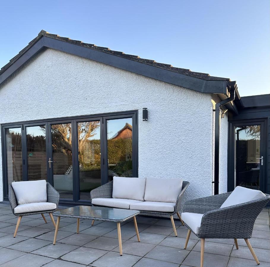 Luxurious Modern 2 Bedroom Bungalow Private Garden Holyhead Exterior foto