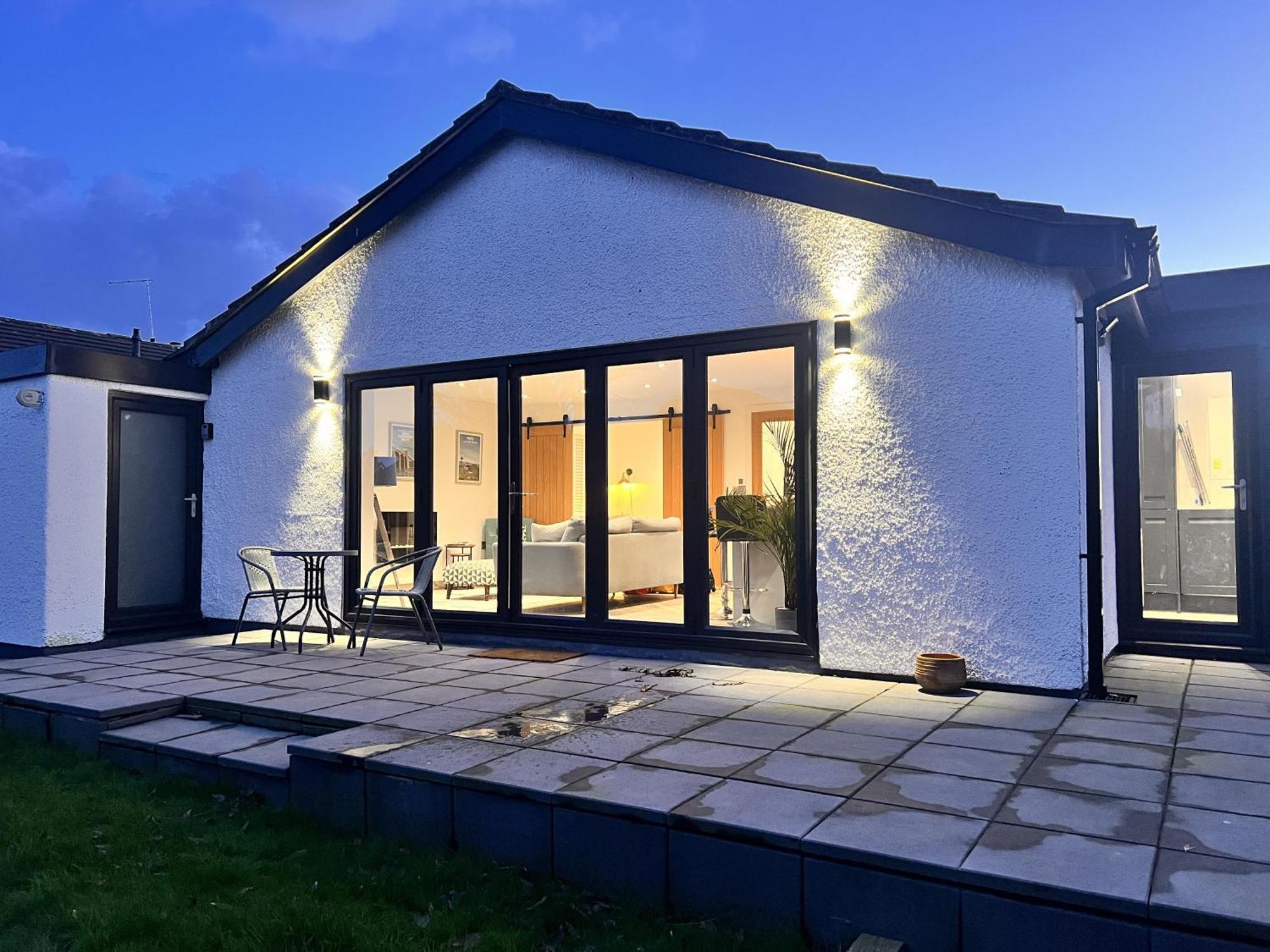 Luxurious Modern 2 Bedroom Bungalow Private Garden Holyhead Exterior foto